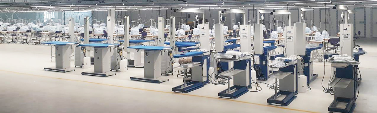 Productiehal met industriële naai- en strijkmachines
